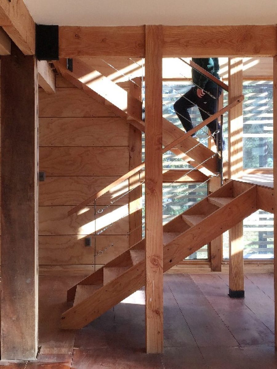Casa Los Riscos, interior con estructura de madera a la vista, Ensenada